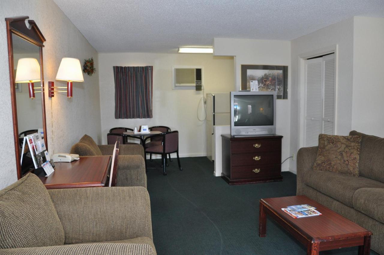 Merrimac Inn & Suites Уилямсбърг Екстериор снимка